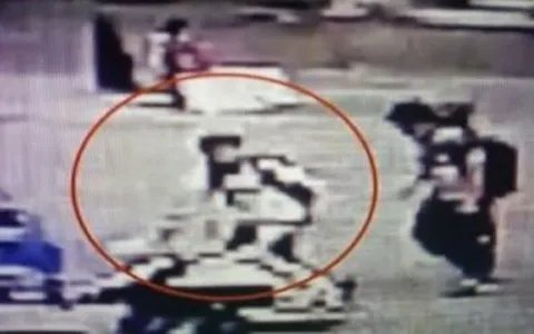 四川小学生扶老人反被讹，警方为何说是小学生撞的？
