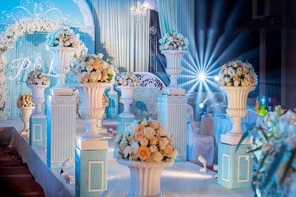 沈阳一新人乘地铁去举办婚礼,如何评价这场在“天价婚车”上的浪漫?