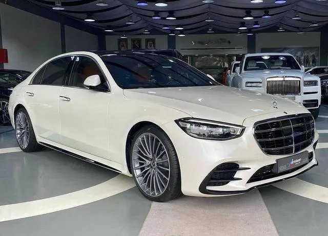 新一代奔驰S500实拍,罕见的白色外观,气场十分强大!
