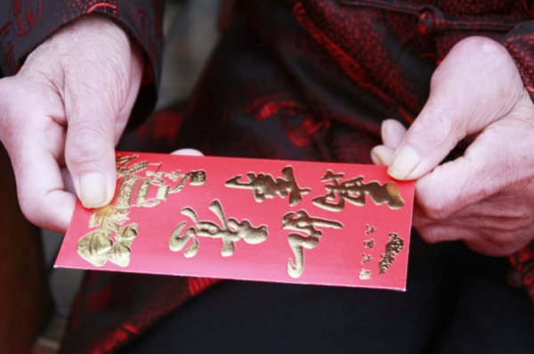 同居3年，我去见准公婆，婆婆给了见面礼，吃完饭我就报了警，我错了吗？
