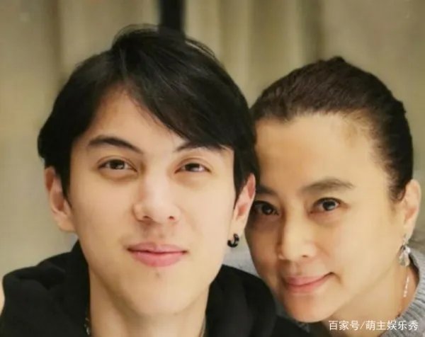 李玲玉混血儿子近照曝光,骑马的样子是不是很英俊?