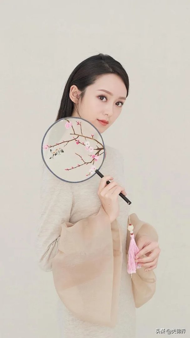 夏天为什么很多女人穿短裤露着腿,男人却穿着长裤?是因为女人的腿比男人好看吗?