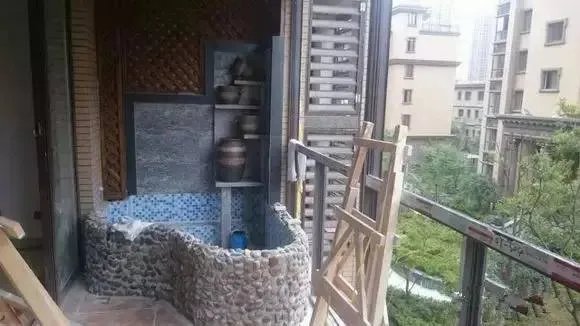 舒城网友在自家阳台上改建鱼池，效果真拉风！惊呆了！