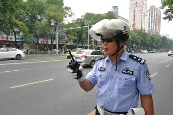 男子违停被贴罚单后,朋友圈骂交警,将面临怎样的处罚?