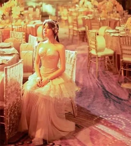 陈妍希婚纱照点评 挑选礼服时要注意什么