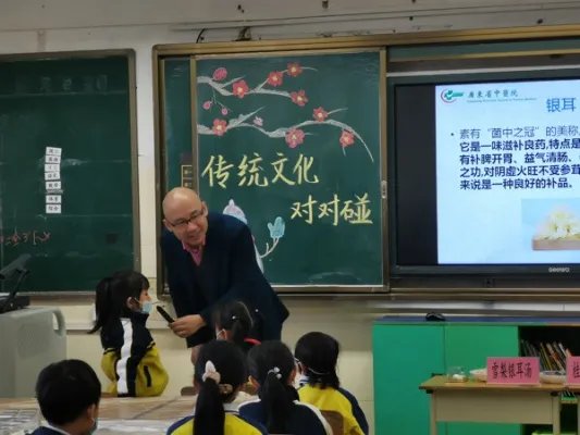 学中医知识做养生汤圆!中医药文化活动走进朝天小学港澳子弟班