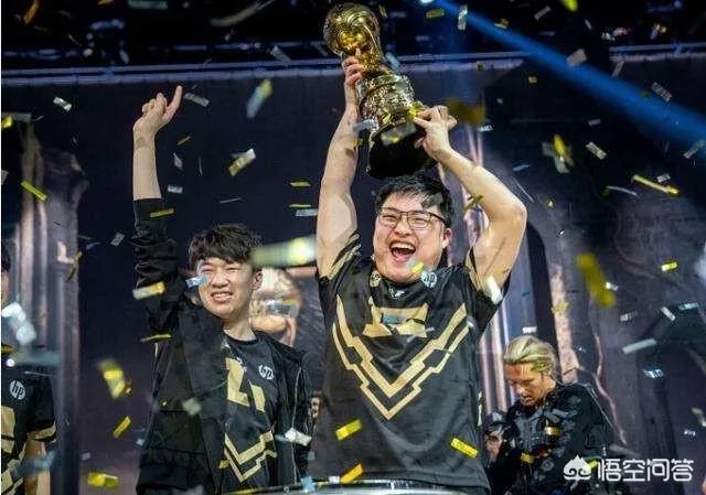 英雄联盟的职业选手在没有打职业之前是干什么的？