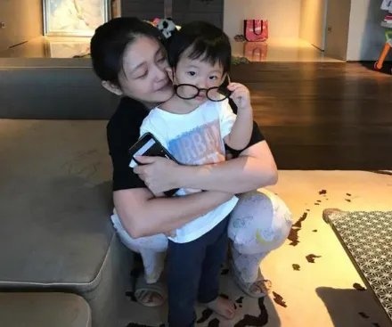大S疑花2000万,为老公具俊晔投资夜店,她为何如此深情?