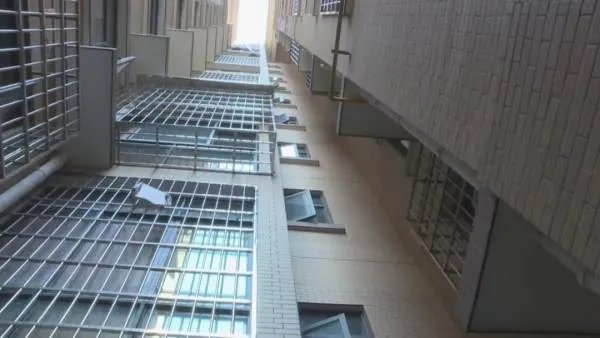 女童滞留电梯找家长时坠亡，小孩为何会独自滞留在电梯内？
