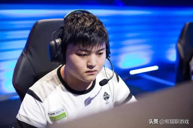 Uzi韩服Rank用亚索“冲分”战绩感人？目前已上1000分，网友：劳逸结合，你怎么看？