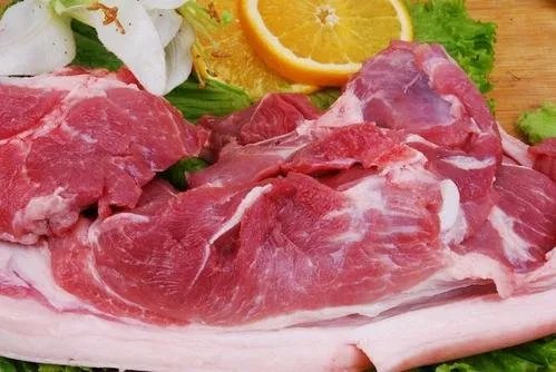猪肉价格连降两月,对人们的需求会产生什么影响?