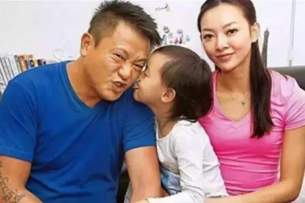 两人分道扬镳早有预兆,魏骏杰老婆张利华出轨前都有哪些表现?