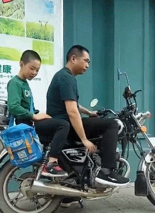 今天第一天开车上路,过红绿灯和路口老是熄火,老司机请支招怎么办,后车大喇叭狂按?