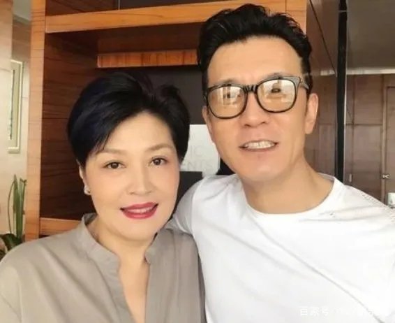 李咏逝世33天后,哈文更新微博只发了一个字,所有人都哭了,她说了什么?
