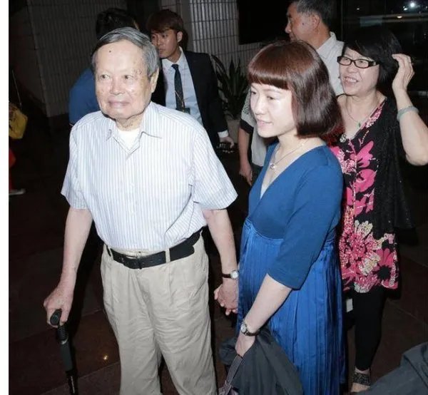 杨振宁遗产分割完毕翁帆分到的是什么？