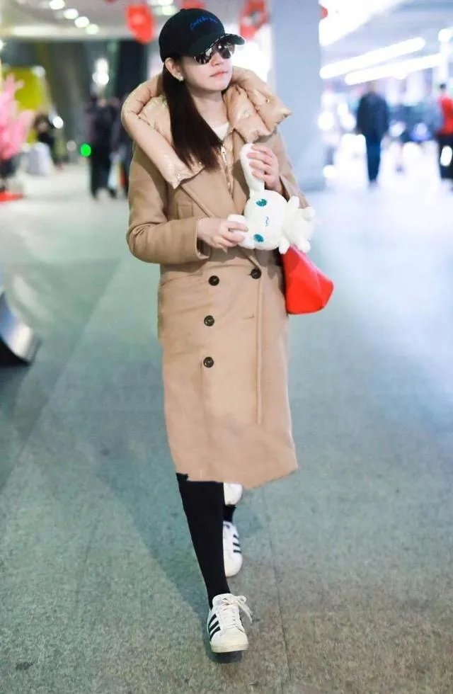 陈妍希现身机场大衣引人注意,如何评价她的日常穿搭?