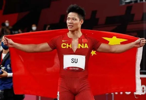 苏炳添体育课教学生挑战9秒83，同学们是什么反应？
