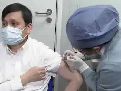 张文宏已接种新冠疫苗,是否有副作用?