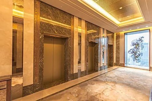 电梯如果突然下坠,落地瞬间跳起来会避免受伤吗?