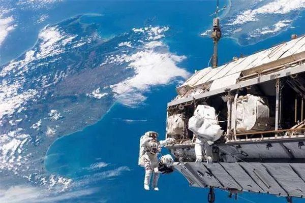 NASA女航天员在太空盗窃前任银行账户，空间站上使用的电脑都是什么牌子的？