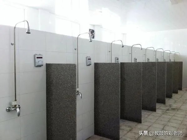 初中宿舍,大家洗澡的时候会很方便吗?还是非常不方便?