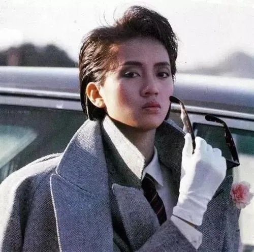 梅艳芳去世17周年，袁咏仪坚持发文悼念，她们的关系有那么好吗？