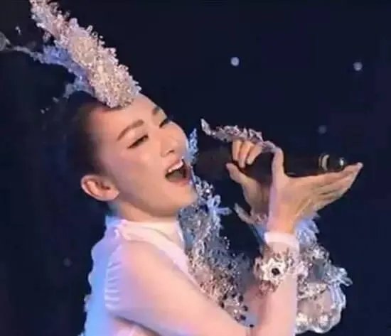 你知道哪些明星当众假唱被揭穿?