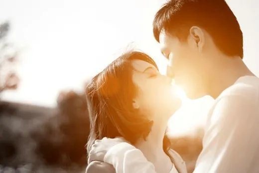 邓超晒照片庆祝结婚九周年,保持爱情稳定的秘诀是什么?
