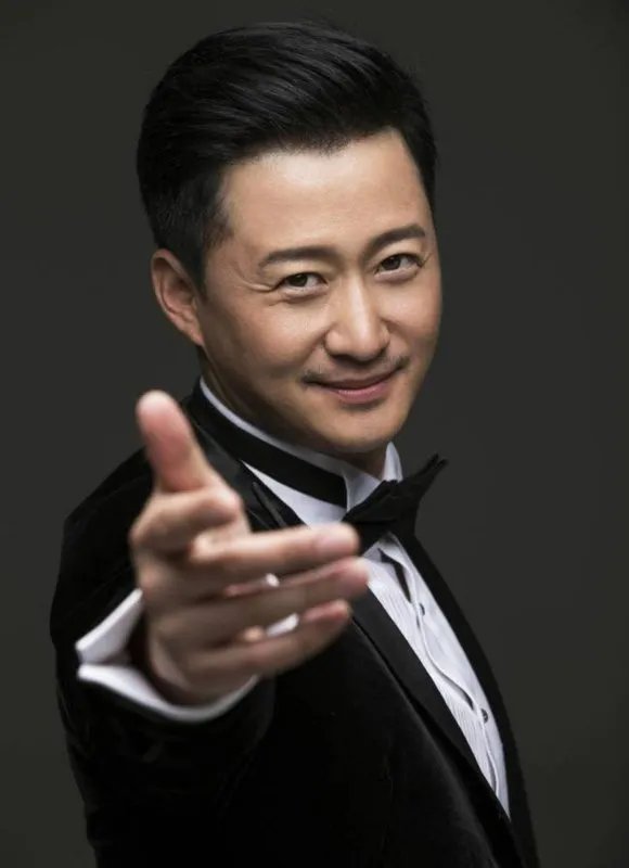 吴京与导演袁和平聚餐,穿着休闲饭后送友人上车离开,如何评价吴京?