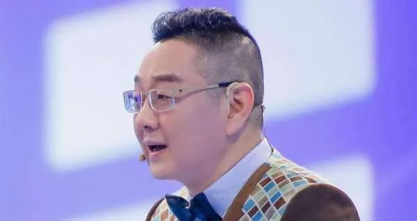 “晕倒门”后大反转,打压女海归未果恼羞成怒,名嘴张绍刚这是怎么了?