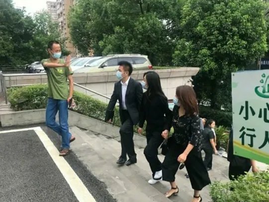 谭松韵妈妈被撞案开庭，哽咽发言惹粉丝心疼，如何看待这件事？
