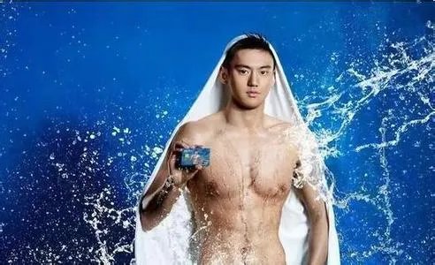 怎么看待奚梦瑶维密秀摔倒以及她的微博回应?