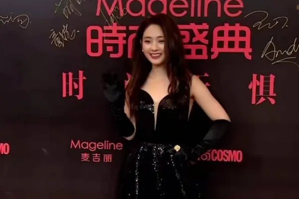 邢菲走红毯时假发片掉了,长期戴假发片会有什么影响么?