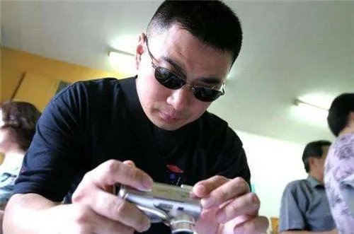 中国职业打假第一人,靠“假一赔三”25年赚千万家产,是谁?