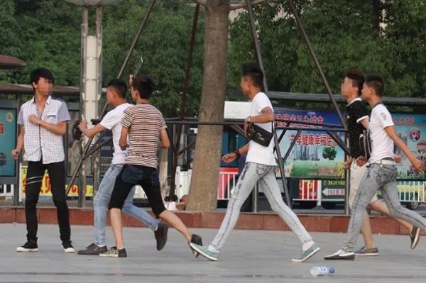 上海两小学生打闹引发爸爸约架,如果是你,你怎么处理?