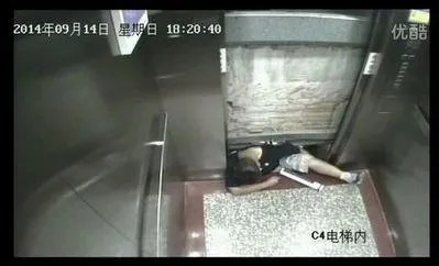 电梯如果突然下坠,落地瞬间跳起来会避免受伤吗?