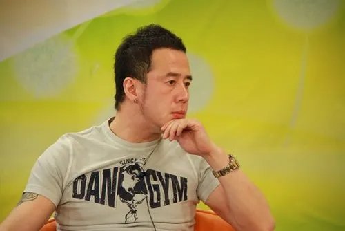 满50岁杨坤因初恋一直未婚,你会因为他的行为爱上他的歌吗?