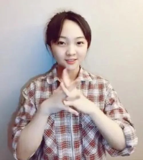 林妙可晒出的照片中,妈妈是什么样的装扮?