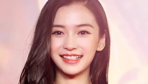 32岁baby素颜带小海绵聚餐,皮肤蜡黄憔悴,为什么儿子显得一脸委屈?
