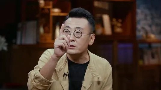 别的主持人都装聪明,只有窦文涛装傻,这反而成就了他吗?