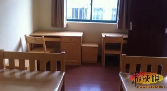 大学男生文艺范寝室爆红 引得女生想住男生宿舍