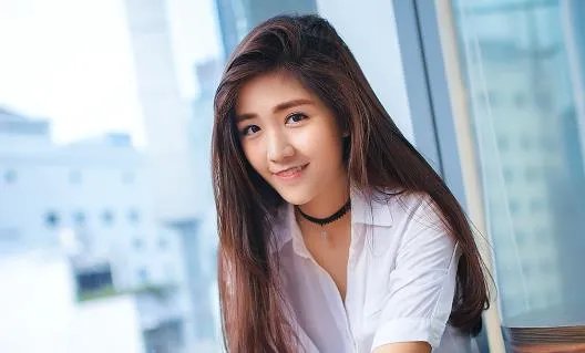 郑爽与成龙冯小刚聚餐，主动敬酒，社交中女生该注意什么？