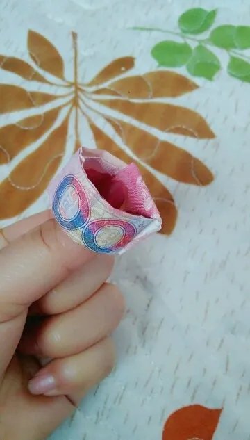 怎么用100元叠方形戒指 国徽朝上