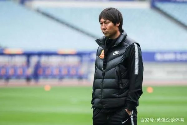 李铁向患病球迷送国足签名球衣,为什么大家觉得他是一个好人?