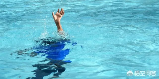 为什么有些溺水死亡的人被人拉上来胳膊和腿都是卷曲着的?