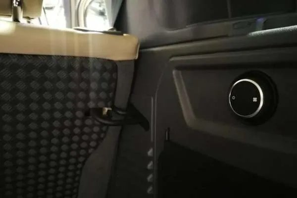 售价超200万的路虎揽胜还有最奶爸的路虎卫士,谁才是你的菜?