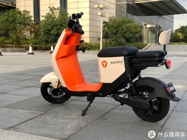 长续航+新配色!新国标下的明智之选,雅迪新款DE2电动自行车