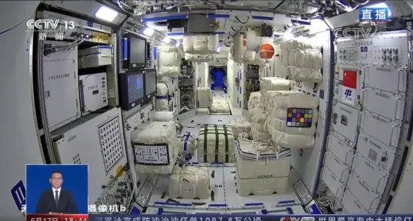 中国人首次进入自己的空间站！航天员向全国人民敬礼