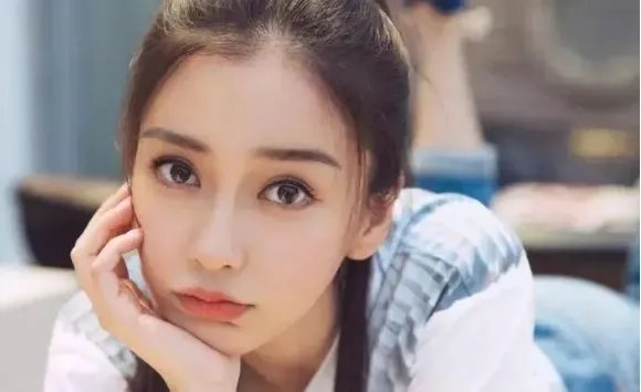 32岁baby素颜带小海绵聚餐,皮肤蜡黄憔悴,为什么儿子显得一脸委屈?