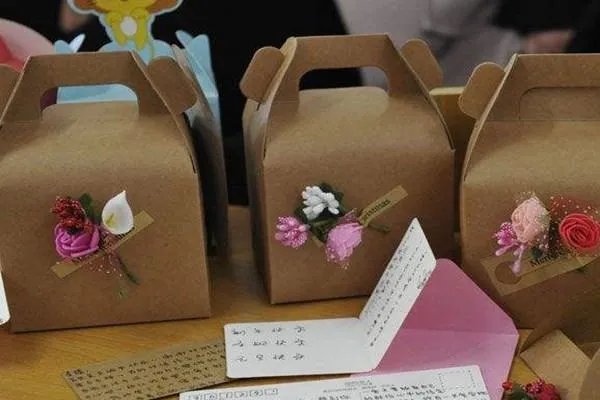 班长给全班人买奶茶,你的班长都做过啥让你开心的事?